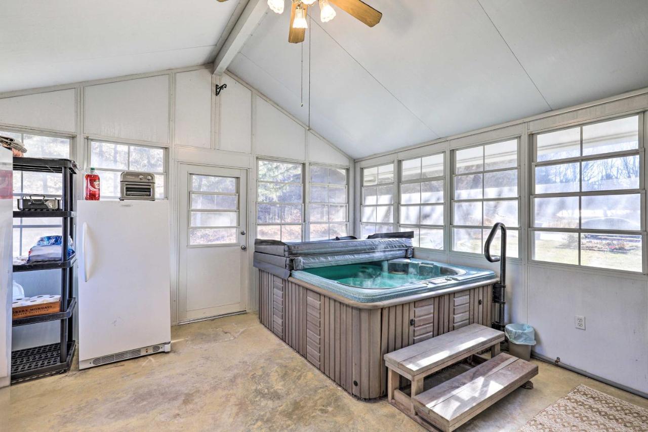 Blue Ridge Mountain Escape With Hot Tub, Grill! Villa Brevard Buitenkant foto